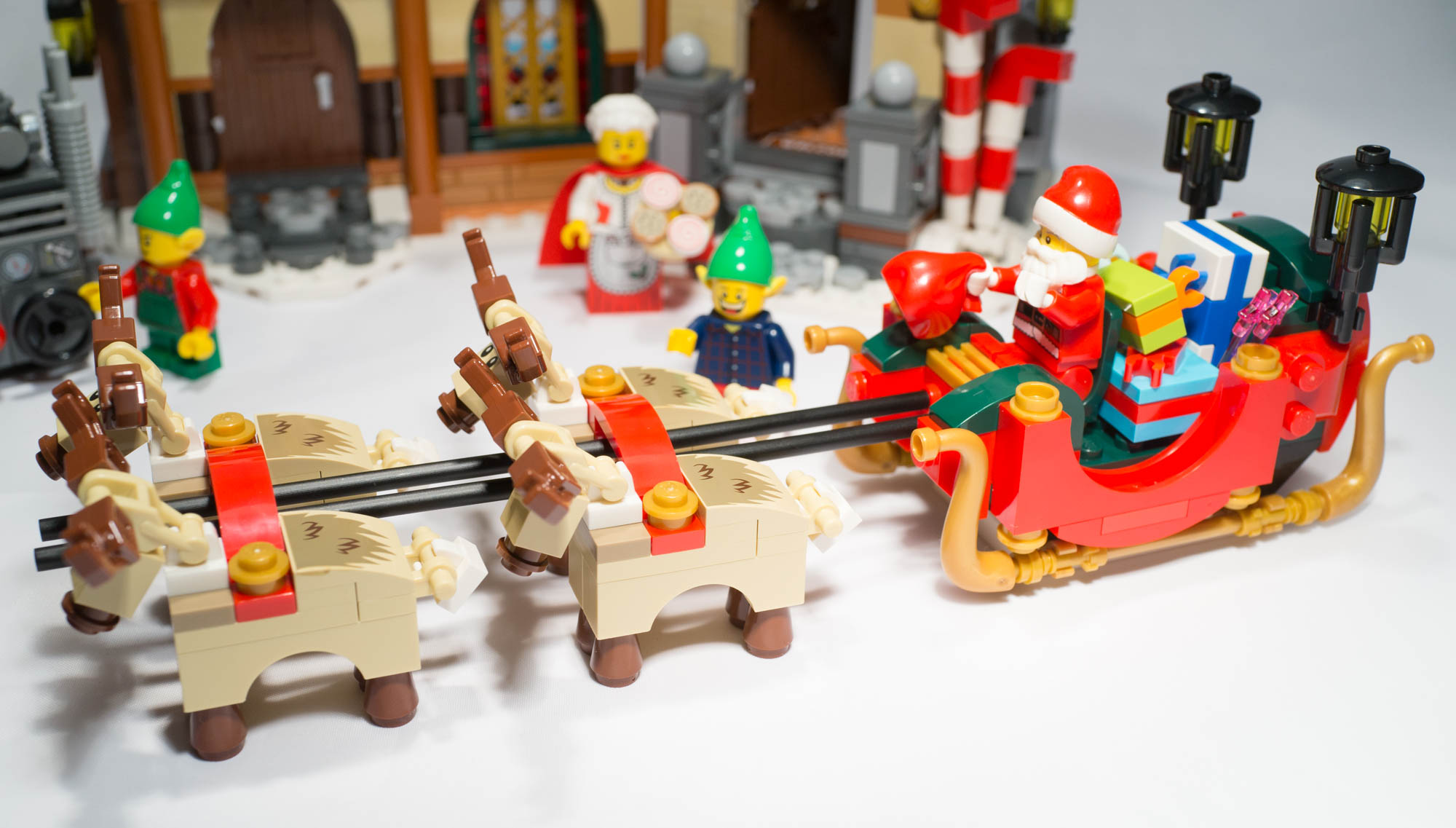 REVIEW LEGO 10245 L'atelier du Père Noël HelloBricks
