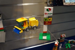 LEGO City 60132 Service Station 2