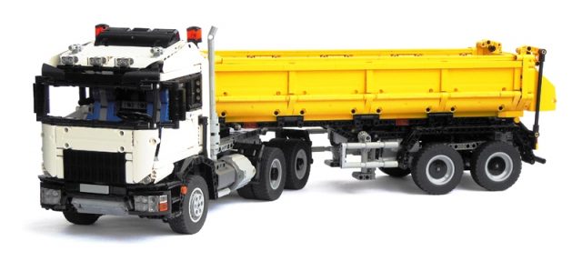 Camion LEGO Technic 6x6 avec remorque benne