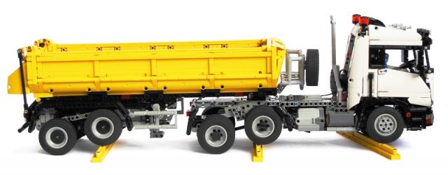 LEGO Technic Camion 6x6 avec remorque benne
