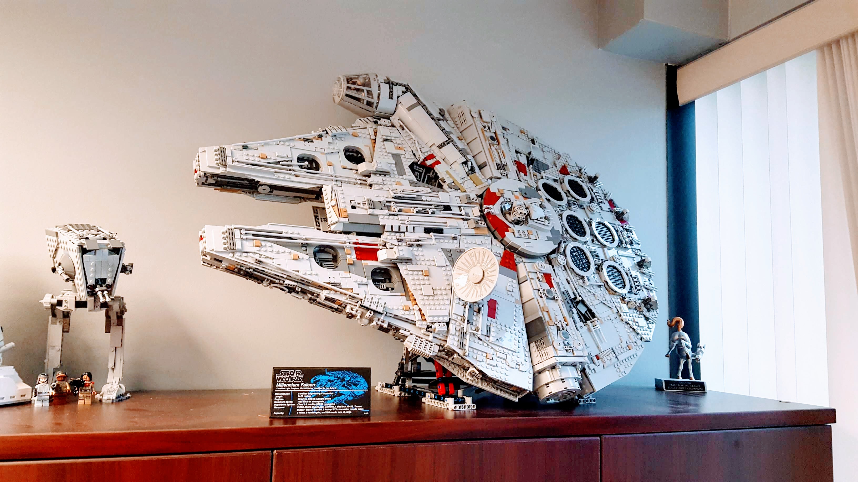 Support incliné pour l'UCS 75192 Millennium Falcon (avec instructions de  montage) - HelloBricks