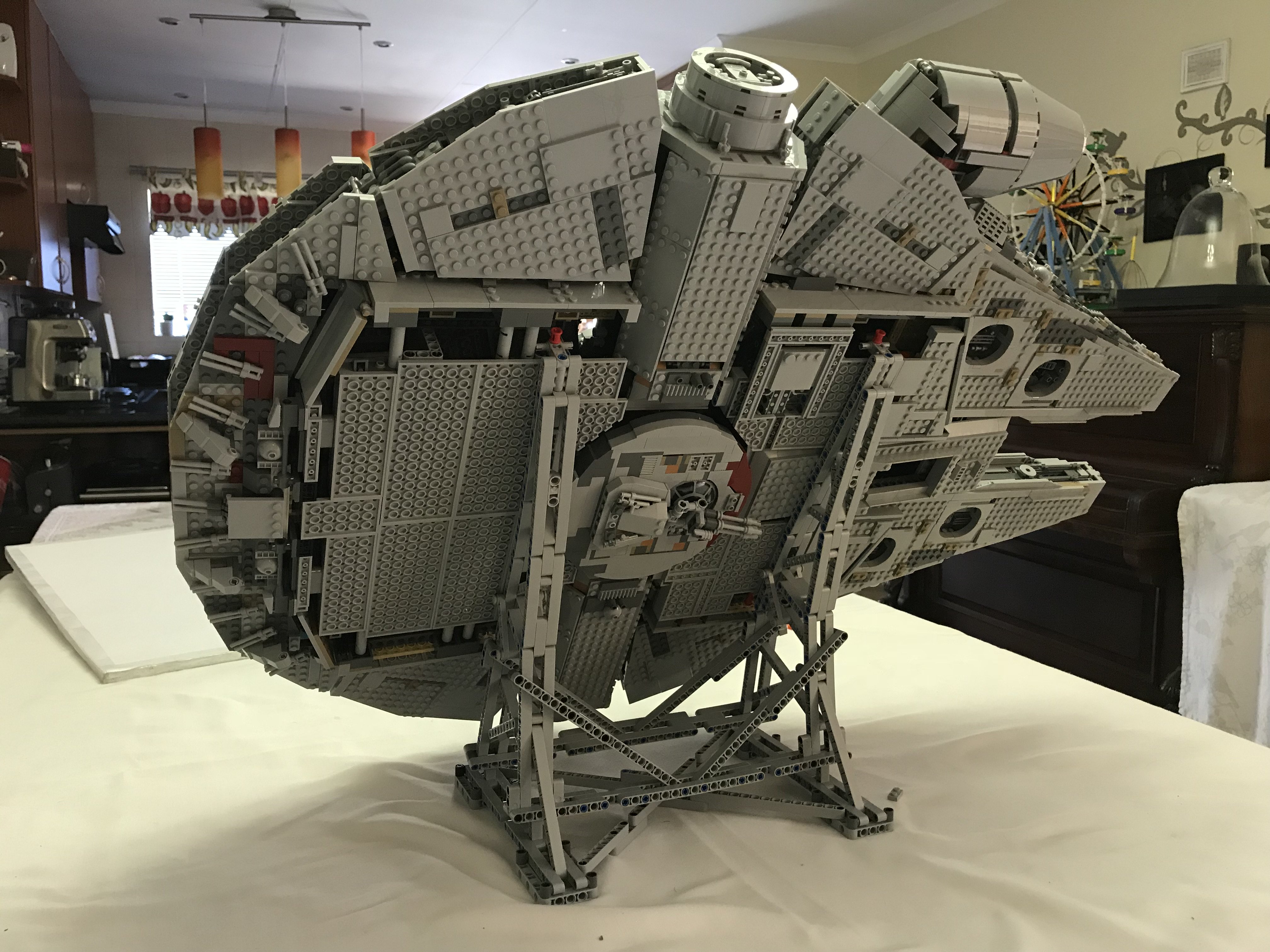 Support incliné pour l'UCS 75192 Millennium Falcon (avec instructions de  montage) - HelloBricks