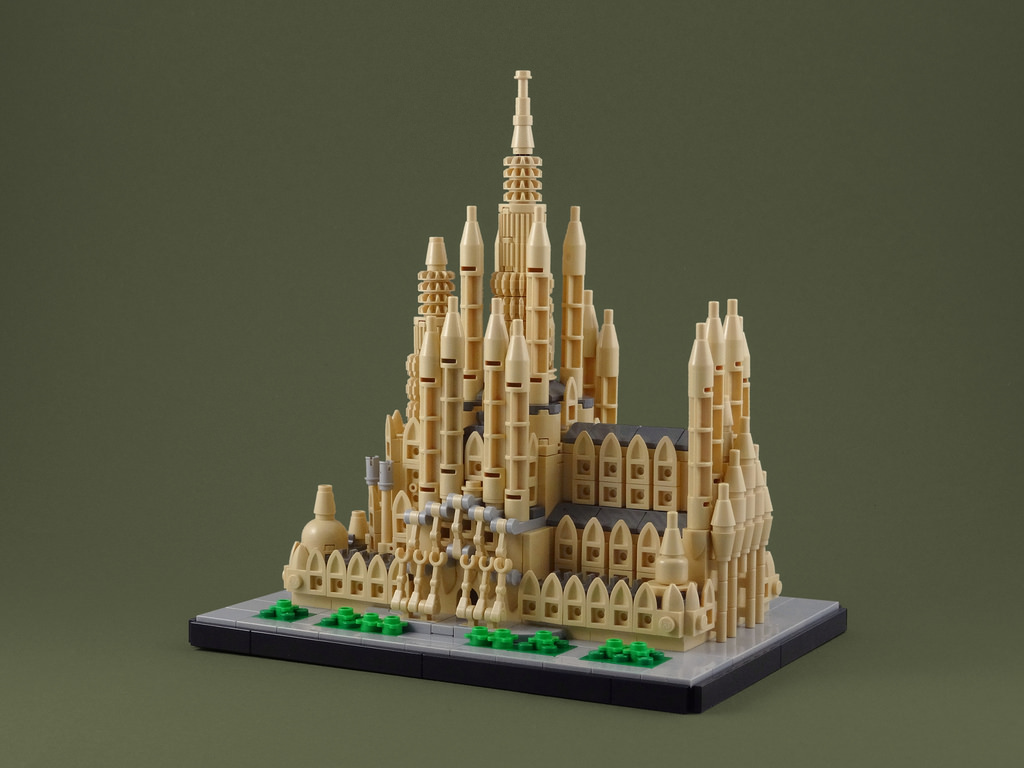 Sagrada Familia mode LEGO Architecture HelloBricks