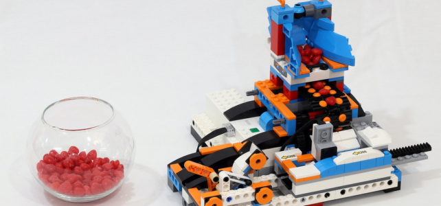 Une catapulte à bonbons avec LEGO Boost