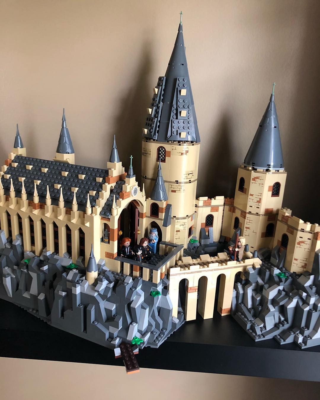 Avec plusieurs sets Lego Harry Potter, j'ai crée ma propre version du Château  Poudlard ! D'autres photos à venir !