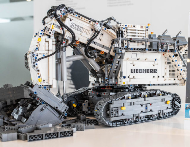 LEGO Technic 42100 Liebherr R9800