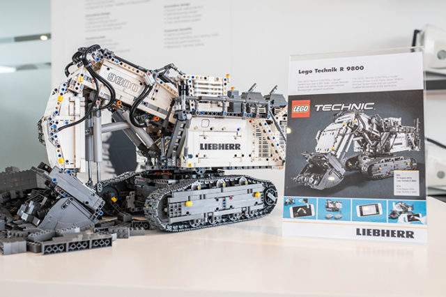 LEGO Technic 42100 Liebherr R9800