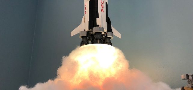 Exposer fusée LEGO Ideas 21309 Saturn V