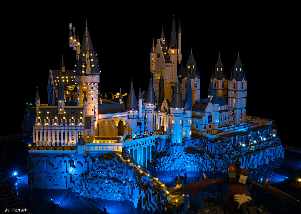 Un gigantesque château Poudlard complètement illuminé avec plein de jolies  scènes de la saga Harry Potter - HelloBricks