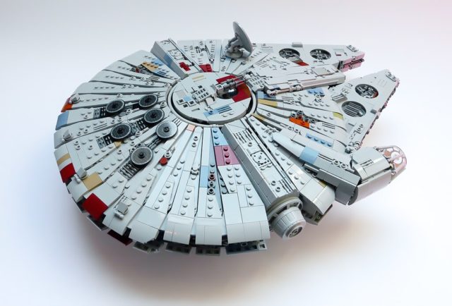 LEGO Midscale Millennium Falcon
