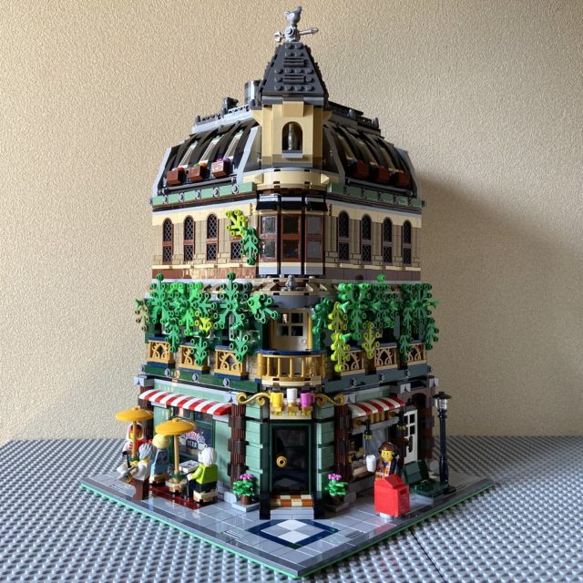 Forcément il n'y a pas la place de mettre tout le set LEGO Ideas 21319 Central Perk à l'intérieur (notamment le canapé culte) mais cette inspiration de Corner Cafe version FRIENDS