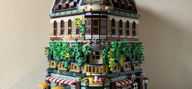 Forcément il n'y a pas la place de mettre tout le set LEGO Ideas 21319 Central Perk à l'intérieur (notamment le canapé culte) mais cette inspiration de Corner Cafe version FRIENDS