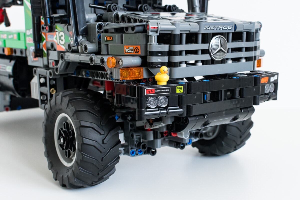 Review LEGO Technic 42129 Mercedes-Benz Zetros - HelloBricks