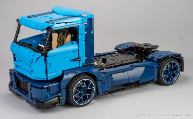 LEGO Technic 42083 Bugatti Chiron Model B Nico71