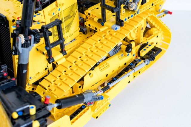 LEGO Technic 42131 Cat D11 Bulldozer