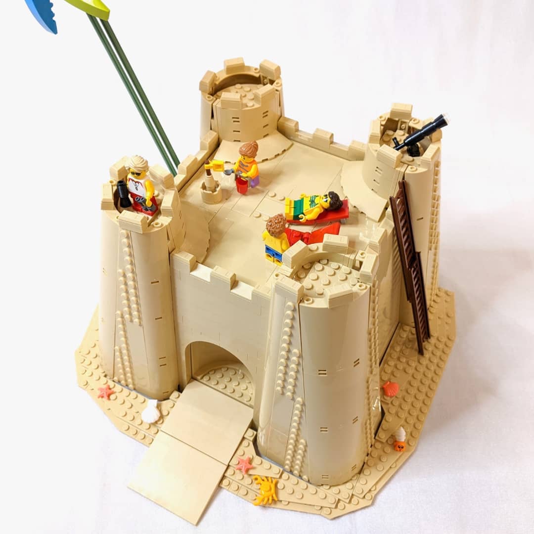 Un château de sable à l'échelle minifig - HelloBricks