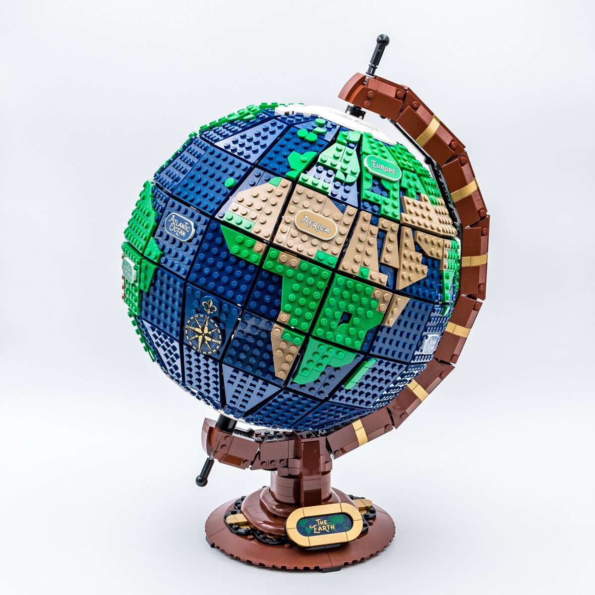 Review LEGO Ideas 21332 The Globe - HelloBricks