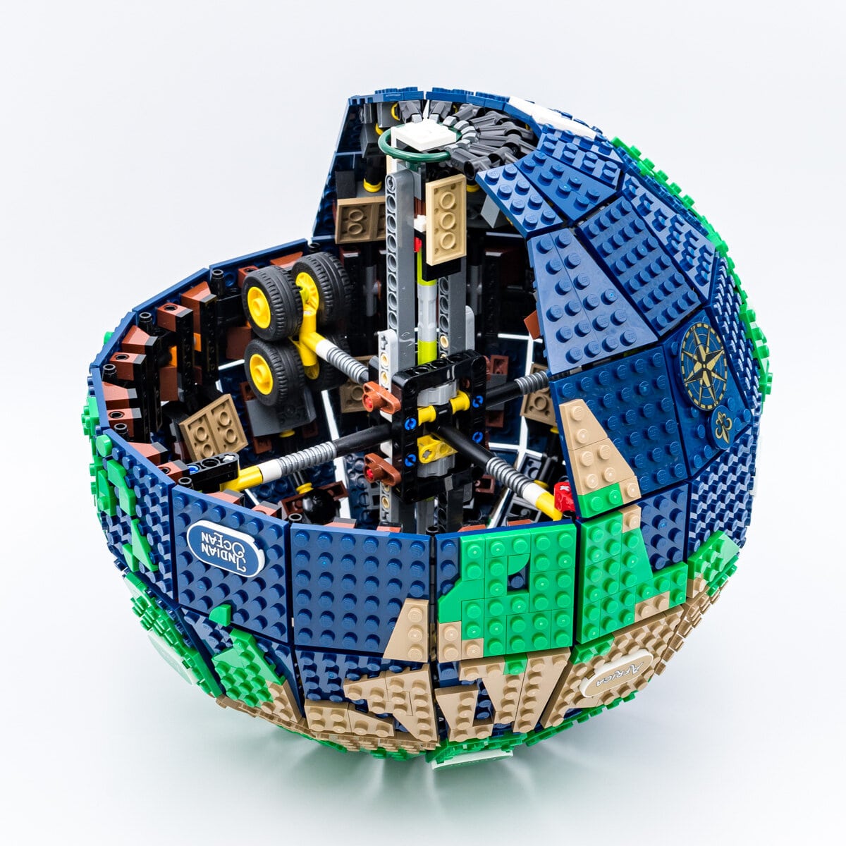 Review LEGO Ideas 21332 The Globe - HelloBricks