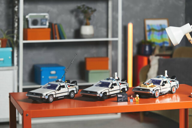 LEGO 10300 Back to the Future Time Machine DeLorean