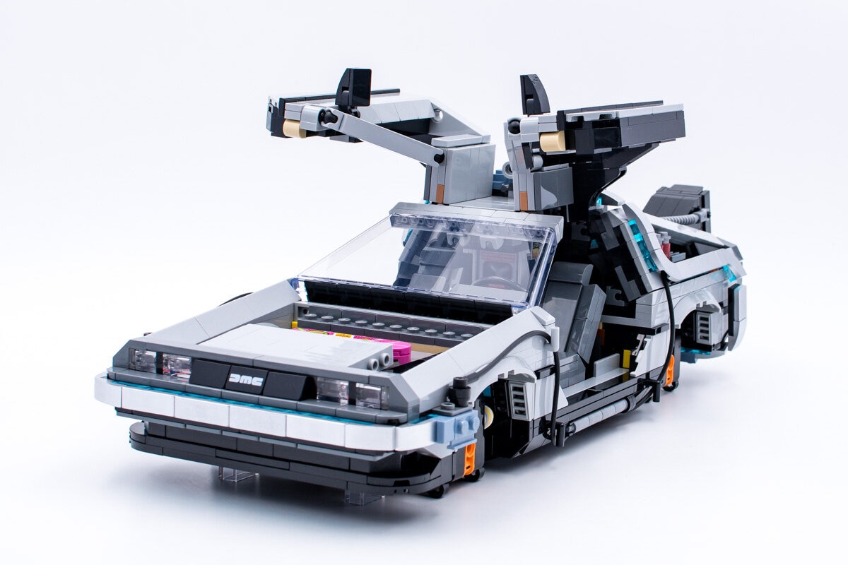 La DeLorean DMC-12 de Retour vers le futur disponible en Lego