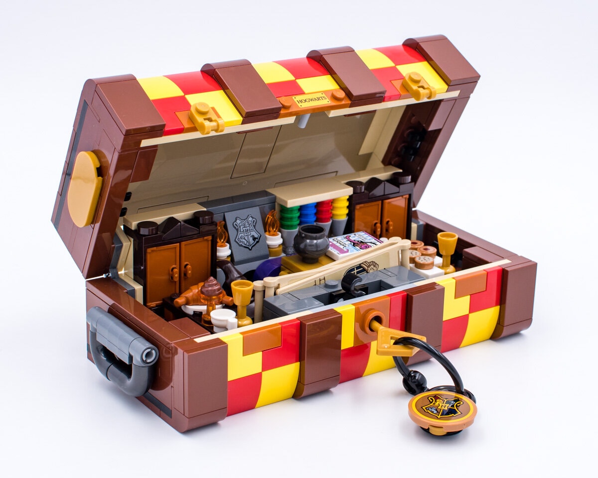 Review LEGO Harry Potter 76399 Hogwarts Magical Trunk - HelloBricks
