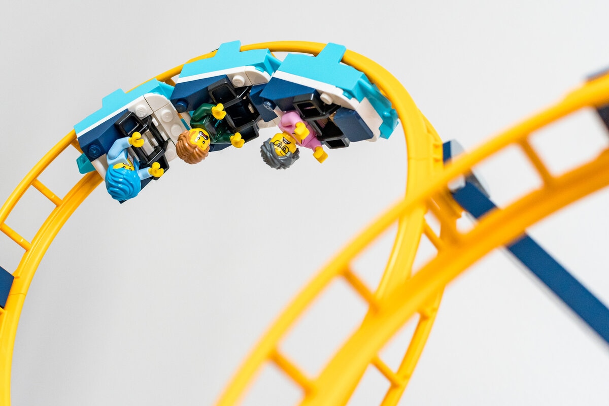 Review LEGO Icons 10303 Loop Coaster - HelloBricks