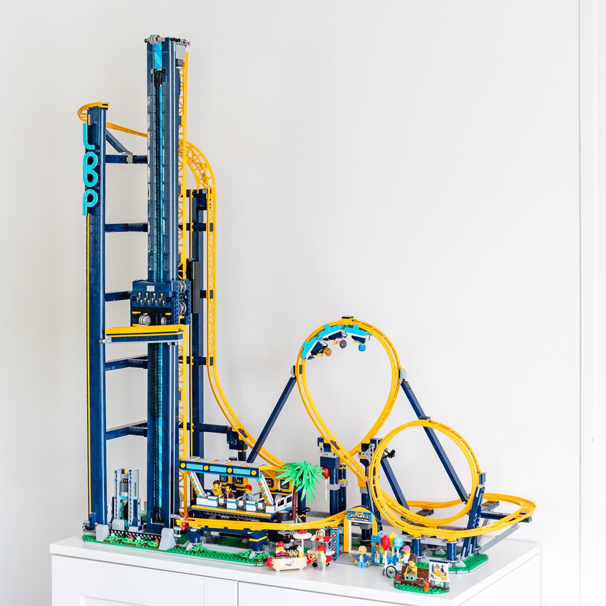 Review LEGO Icons 10303 Loop Coaster - HelloBricks