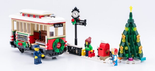 Review LEGO Icons Winter Village 10308 Holiday Main Street