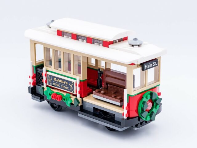 Review LEGO Icons Winter Village 10308 Holiday Main Street