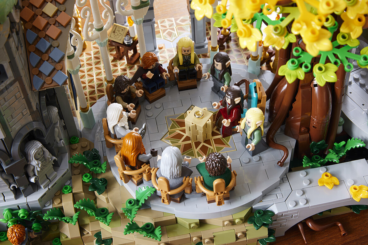 Lego imagine le pays de Rivendell du Seigneur des Anneaux avec un