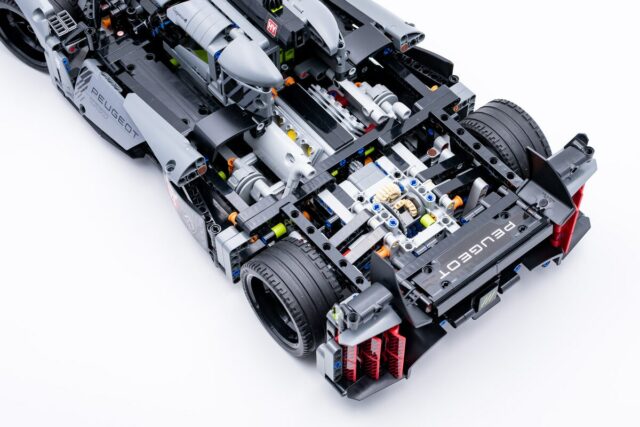 Review LEGO Technic 42156 Peugeot 9X8 24h Le Mans Hybrid Hypercar