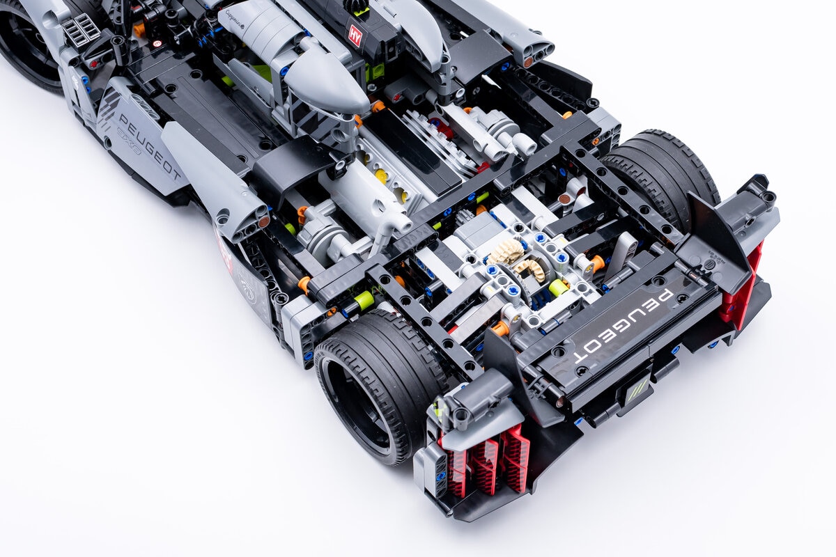 Review LEGO Technic 42156 Peugeot 9X8 24h Le Mans Hybrid Hypercar -  HelloBricks