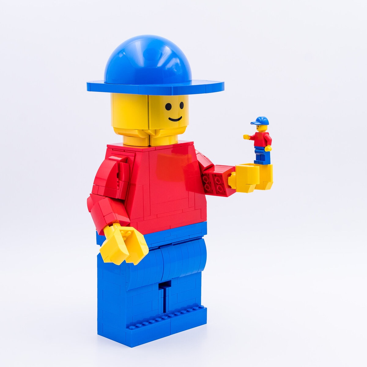 Review LEGO 40649 Up-Scaled LEGO Minifigure - HelloBricks