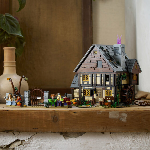 LEGO Ideas 21341 Disney Hocus Pocus – The Sanderson Sisters' Cottage