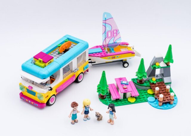 Review LEGO Friends 41681 Forest Camper Van and Sailboat