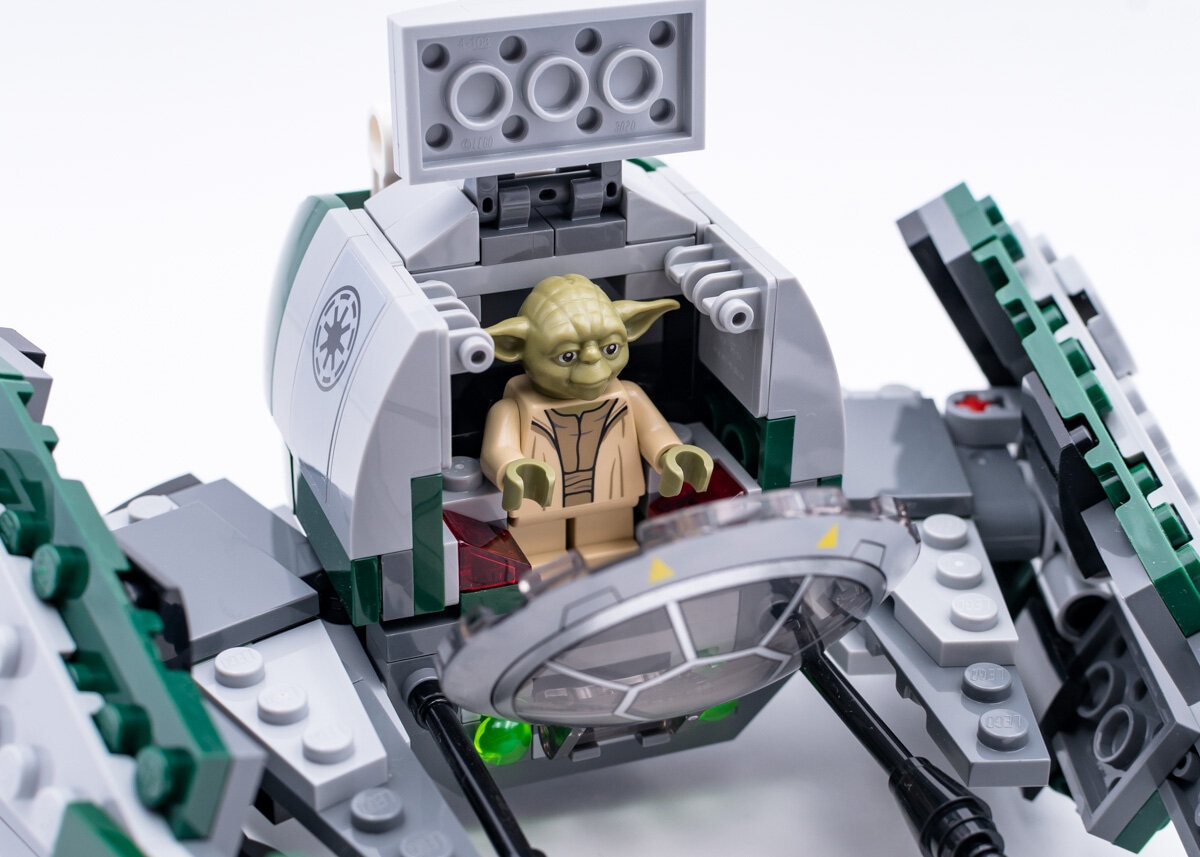 Review LEGO Star Wars 75360 Yoda's Jedi Starfighter - HelloBricks