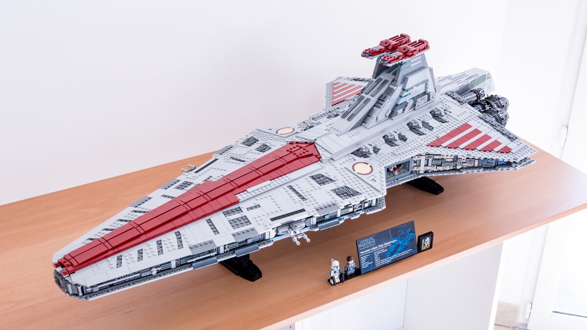 Grande maquette du vaisseau impérial Star Wars