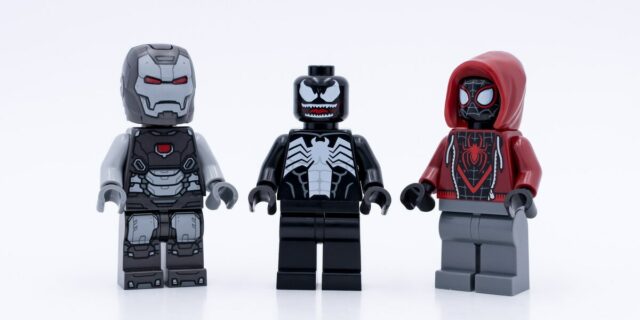 Review LEGO Marvel 76276 Venom Mech Armor vs. Miles Morales et 76277 War Machine Mech Armor