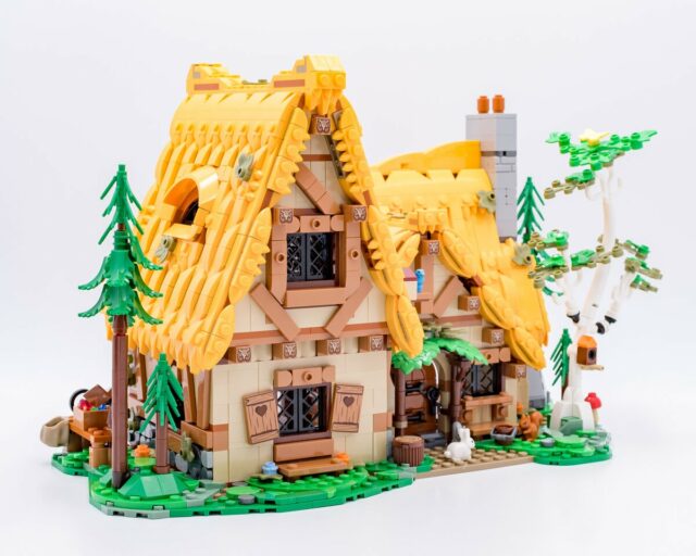 Review LEGO 43242 Snow White and the Seven Dwarfs Cottage