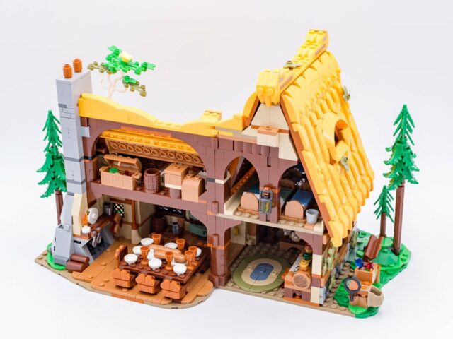 Review LEGO 43242 Snow White and the Seven Dwarfs Cottage