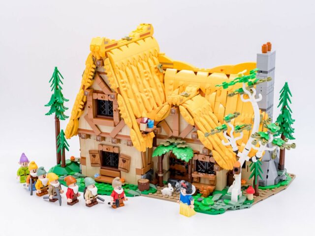 Review LEGO 43242 Snow White and the Seven Dwarfs Cottage