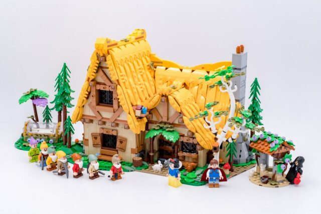 Review LEGO 43242 Snow White and the Seven Dwarfs Cottage