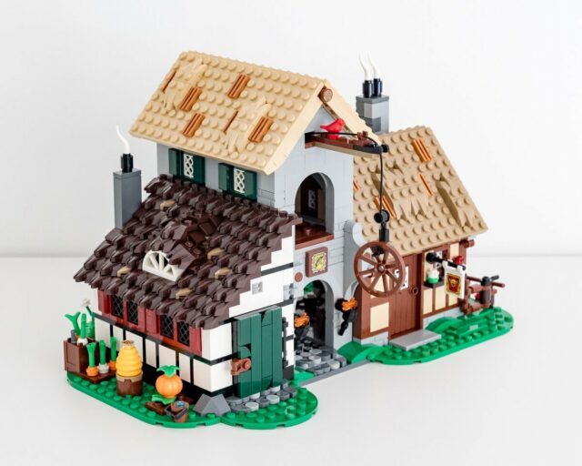 Review LEGO Icons 10332 Medieval Town Square