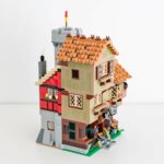 Review LEGO Icons 10332 Medieval Town Square