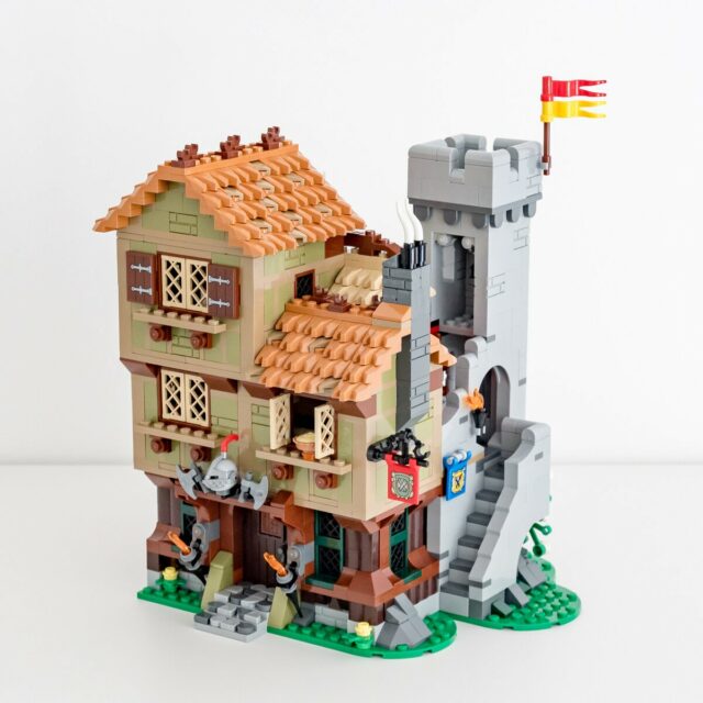 Review LEGO Icons 10332 Medieval Town Square