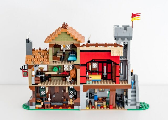 Review LEGO Icons 10332 Medieval Town Square