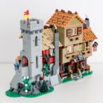 Review LEGO Icons 10332 Medieval Town Square