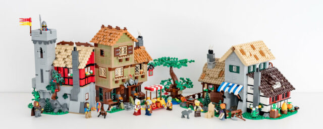 Review LEGO Icons 10332 Medieval Town Square