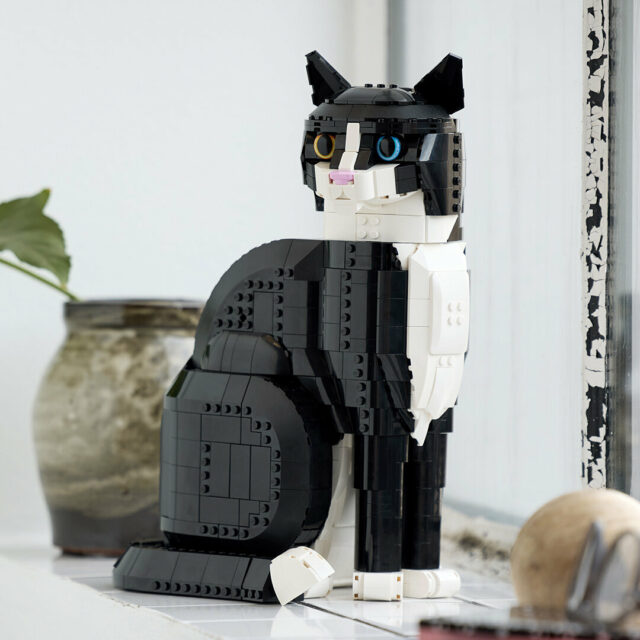 LEGO Ideas 21349 Tuxedo Cat