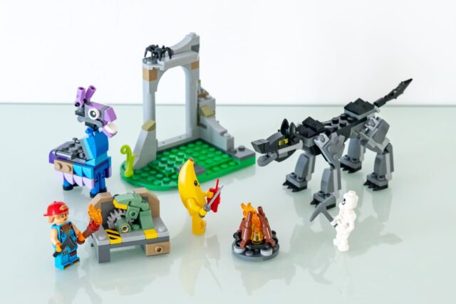 Review LEGO Fortnite 77075 Peely's Camp and Sparkplug